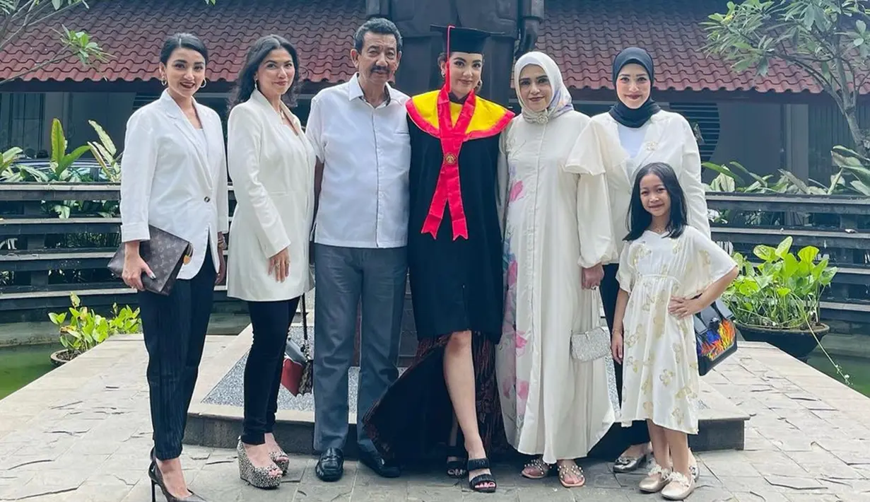 Tidak sendiri, ayah, ibu dan saudara Ghina Raihanah yang lainnya juga turut hadiri hari bahagianya itu. Resmi raih gelar sarjana hukum setelah perjalanan panjang yang dilaluinya, kebahagiaan terpancar jelas di wajah Ghina dan keluarga. Anggota keluarga kompak pakai baju putih saat hadiri wisuda Ghina, keluarga besar Tsania Marwa terlihat selaras dan curi perhatian. (Liputan6.com/IG/@tsaniamarwa54)