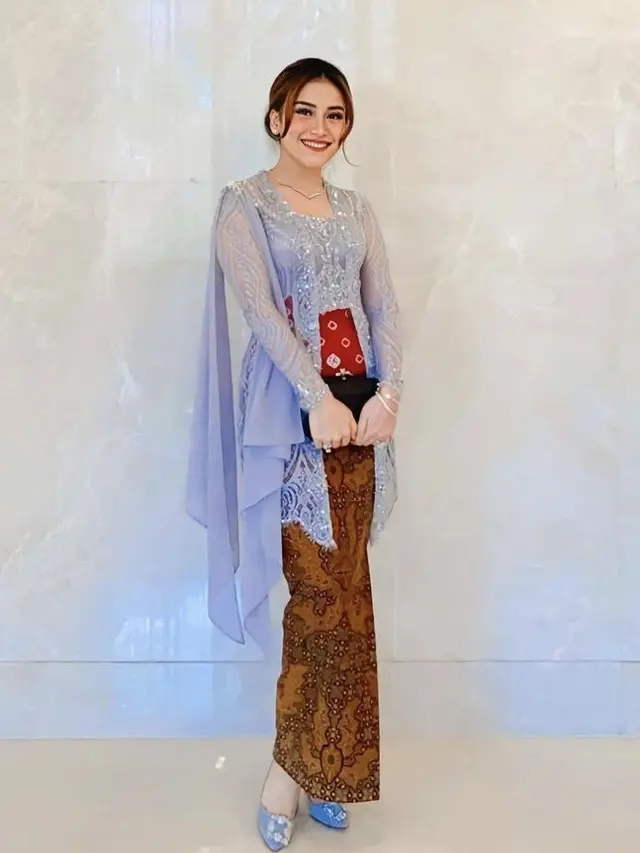 Potret Ayu Ting Ting Kenakan Kebaya Berbagi Warna Lengkap dengan Gaya Rambutnya Bisa Jadi Inspirasi/dok. @ayutingting92