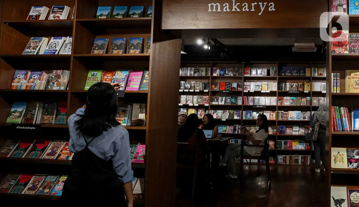 Selain menawarkan buku-buku dari penerbit besar, Makarya juga membuka ruang bagi karya-karya penulis dari penerbit independen. (Liputan6.com/Herman Zakharia)