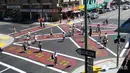 Di salah satu persimpangan di Los Angeles, ada zebra cross yang dibentuk ke berbagai arah termasuk diagonal. Jadi lebih praktis, kan?(haokoo.com)