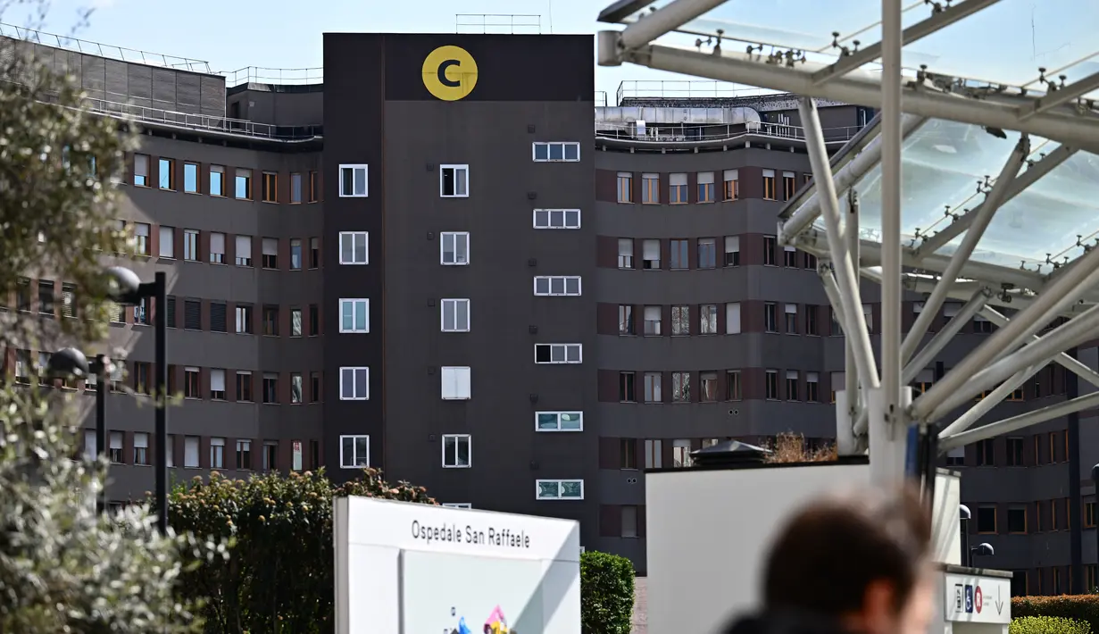 Media Italia melaporkan bahwa Laporan: Berlusconi dirawat di rumah sakit karena masalah pernapasan berada dalam perawatan intensif karena masalah pernapasan. (GABRIEL BOUYS / AFP)