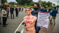 Mahasiswa dari Universitas Trisakti membawa maneken saat aksi memperingati Hari HAM Internasional di depan Taman Aspirasi, Jakarta, Kamis (10/12/2020). Aksi tersebut menuntut agar pemerintah segera menyelesaikan berbagai permasalahan pelanggaran HAM berat di Indonesia. (Liputan6.com/Faizal Fanani)