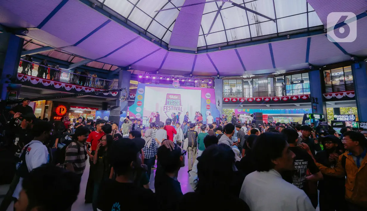 Acara ini menyajikan berbagai macam keseruan mulai dari kegiatan menarik seperti parade, jersey auction, fun games, penampilan musik dari penyanyi ternama dan juga ngobrol bareng pemain legenda Premier League. (Liputan6.com/Faizal Fanani)