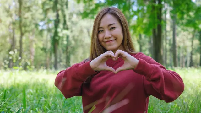 mencintai diri sendiri tersenyum