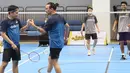 <p>Potret kompak Desta dan Vincent saat tanding melawan atlet bulu tangkis ganda campuran beberapa waktu lalu, Tantowi dan Lelyana Natsir. (FOTO: instagram.com/desta80s/)</p>