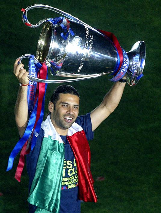 Bek Barcelona, Rafael Marquez, mengangkat trofi Liga Champions di Camp Nou, Rabu (17/5/2006). Eks bintang Barcelona ini mendapat sanksi dari Departemen Keuangan AS karena kasus narkoba. (AFP/Cesar Rangel)
