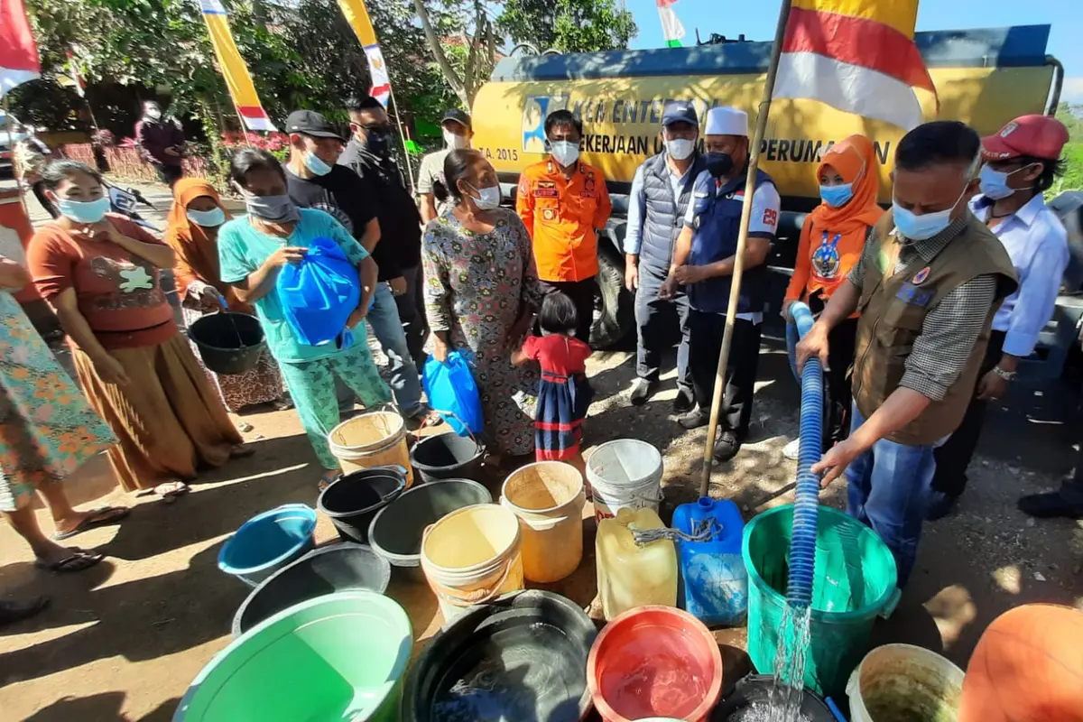 Ratusan warga Desa Kertajaya, Kecamatan CIbatu, tengah mengantri untuk mendapatkan fasilitas air bersih yang disuplai Pemda Garut. Jawa Barat.