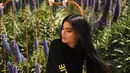 “Mereka (keluarga  Kardashian) pikir bahwa Travis Scott hanya ingin mengambil keuntungan dari Kylie Jenner lewat hubungannya. Sebagai ibu, Kris Jenner pun yakin anak bungsunya itu belum yakin atas hadirnya Travis,” pungkas sumber. (Instagram/kyliejenner)
