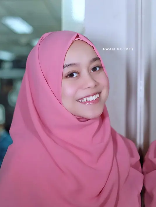 Tahun 2017, Lesti kembali menunjukkan gaya hijabnya yang bervariasi dengan model hijab segi empat lilit ke belakang. (Instagram/lestykejora).
