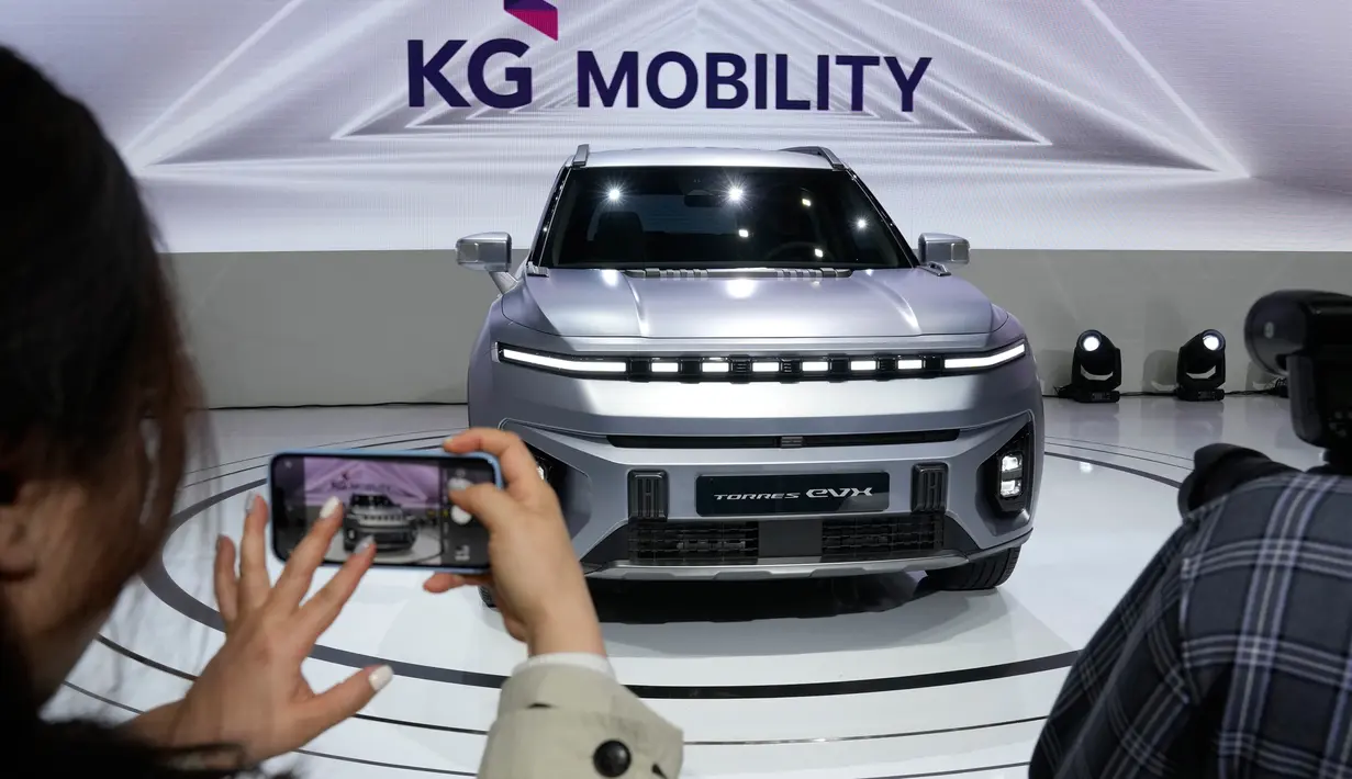 Perusahaan yang hadir termasuk SK Telecom, Hyundai Motor, Kia, Mercedes-Benz dan Tesla. (AP Photo/Lee Jin-man)