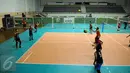Pevoli putra Palembang Bank Sumsel Babel melakukan latihan passing di Padepokan Voli Sentul, Bogor (27/1/2016). Latihan ini bagian persiapan menghadapi turnamen Proliga 2016, pertengahan Februari 2016 mendatang. (Liputan6.com/Helmi Fithriansyah) 