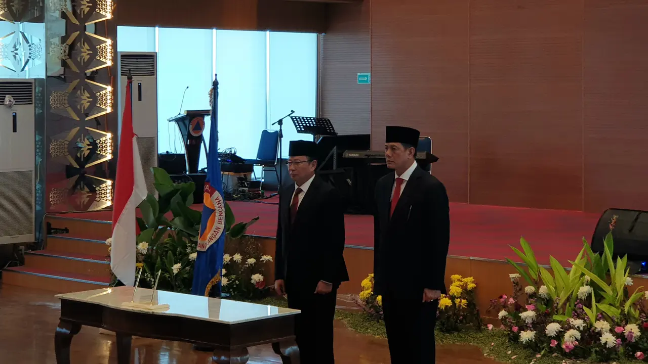 Prosesi serah terima jabatan sekaligus pisah sambut Kepala BNPB lama Laksda TNI Willem Rampangilei kepada Kepala BNPB baru Letjen TNI Doni Monardo.
