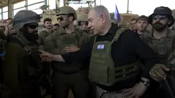 Netanyahu terlihat mengenakan rompi anti peluru berwarna hijau dikelilingi prajurit IDF. (Avi Ohayon/Israel Prime Minister's Office via AP)