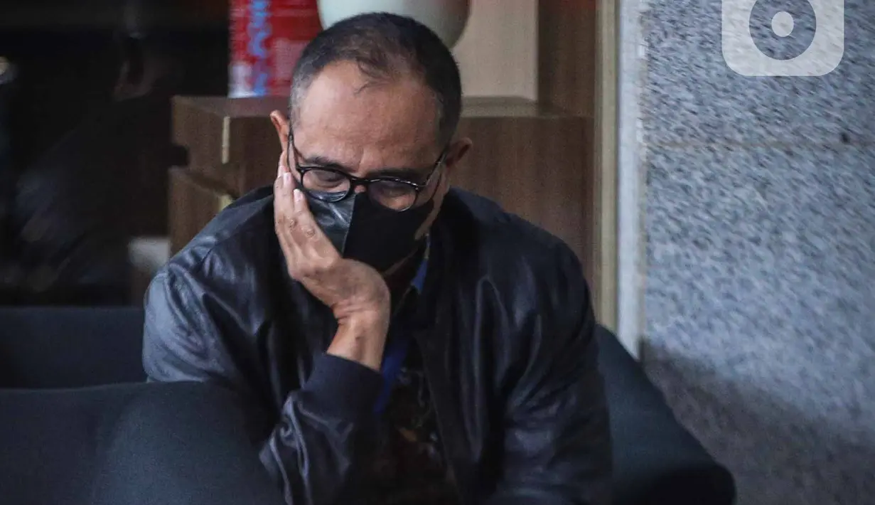 <p>Mantan pejabat Ditjen Pajak Kementerian Keuangan (Kemenkeu) Rafael Alun Trisambodo mendatangi Gedung Merah Putih Komisi Pemberantasan Korupsi (KPK), Jakarta, Rabu (1/2/2023). Rafael mengenakan batik bercorak gelap dengan diselimuti jaket dan masker berwarna hitam. (Liputan6.com/Faizal Fanani)</p>