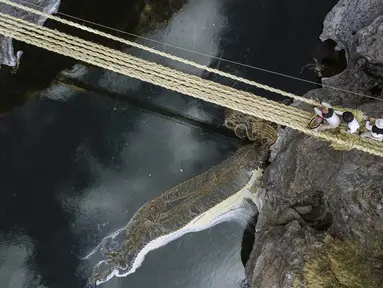 Pemandangan dari udara menunjukkan orang-orang dari berbagai komunitas berpartisipasi dalam renovasi tahunan jembatan tali Q'eswachaka, saat jembatan lama hanyut di sungai Apurimac, dekat Huinchiri, Distrik Quehue, Departemen Cusco, di Peru selatan, pada 9 Juni 2023. (Christian SIERRA / AFP)