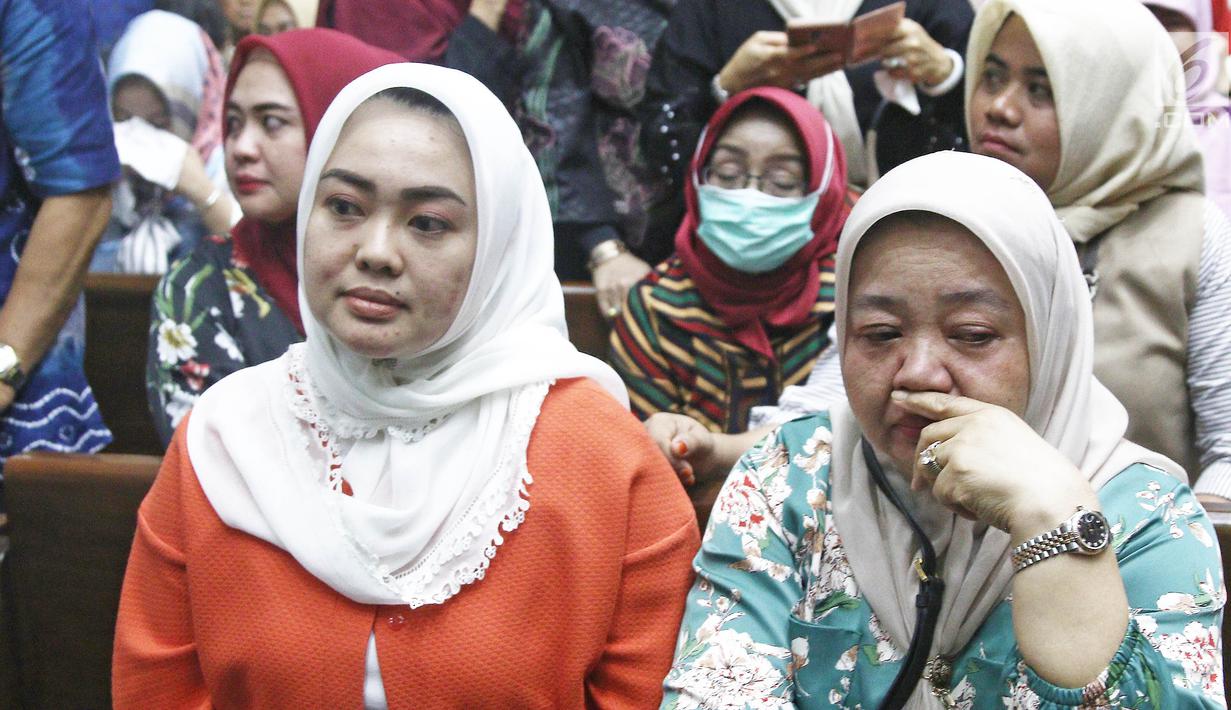 Istri mantan Wali Kota Kendari Asrun dan istri Wali Kota nonaktif Kendari Adriatma Dwi Putra saat menjalani sidang vonis di Pengadilan Tipikor, Jakarta, Rabu (31/10). Asrun dan Adriatma divonis 5 tahun 6 bulan penjara. (Liputan6.com/Herman Zakharia)