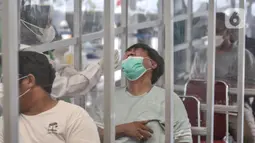 Calon penumpang melakukan tes antigen di Stasiun Pasar Senen, Jakarta, Senin (3/1/2022). PT KAI (Persero) menurunkan tarif tes antigen di stasiun bagi penumpang KA jarak jauh menjadi Rp35 ribu dari harga sebelumnya Rp45 ribu sebagai bentuk peningkatan pelayanan. (merdeka.com/Iqbal S. Nugroho)