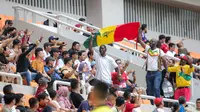 Sejumlah suporter Senegal memasuki tribune dengan membawa bendera dan galon air mineral saat laga 16 Besar Piala Dunia U-17 2023 antara Timnas Prancis U-17 melawan Timnas Senegal U-17 yang berlangsung di Jakarta Internetional Stadium (JIS), Jakarta, Rabu (22/11/2023). (Bola.com/Bagaskara Lazuardi)
