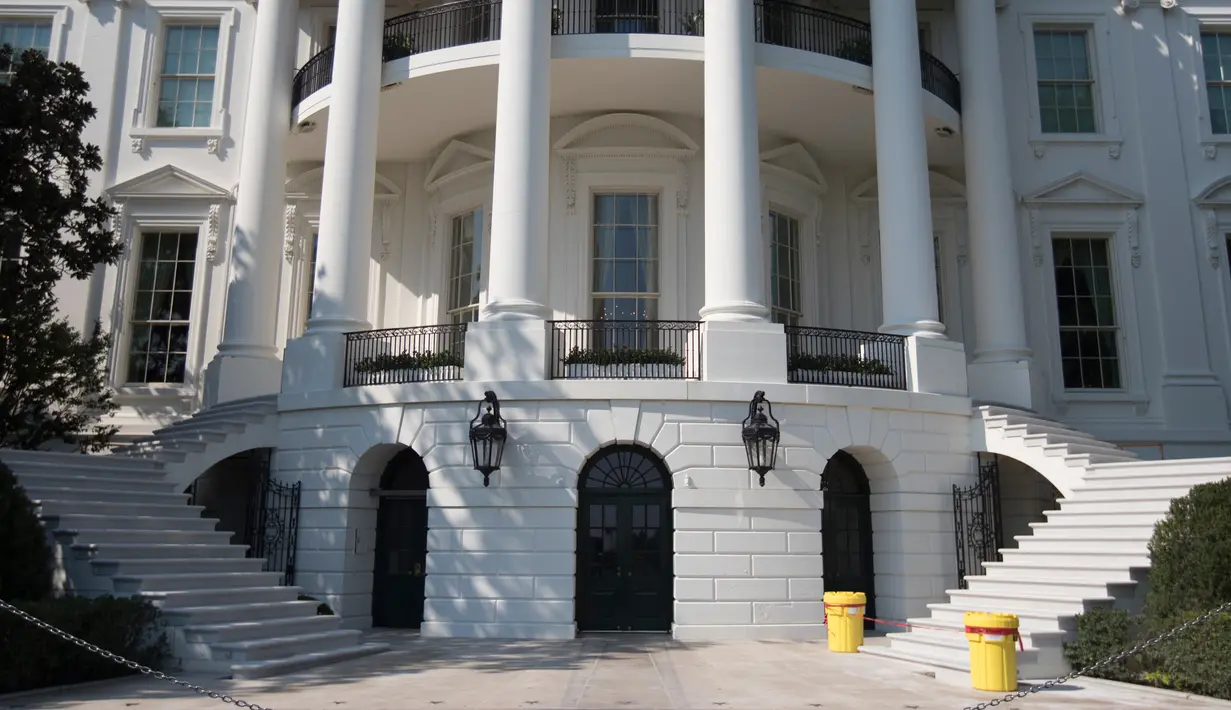 Renovasi tangga di teras Portico Selatan Gedung Putih, Washington yang baru saja rampung, Selasa (22/8). Renovasi interior dan eksterior rumah dinas Presiden AS Donald Trump itu memakan biaya hingga Rp 45 miliar. (AP Photo/Carolyn Kaster) 