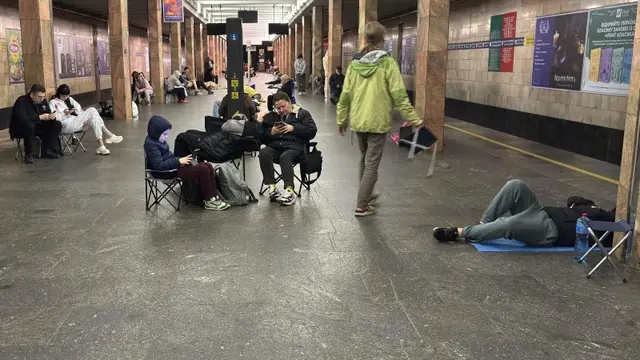 Orang-orang berlindung di stasiun kereta bawah tanah Kontraktova Ploshcha selama serangan drone dan rudal Rusia di Kyiv, Ukraina, Sabtu, 24 Mei 2025. (AP/Illia Novikov)