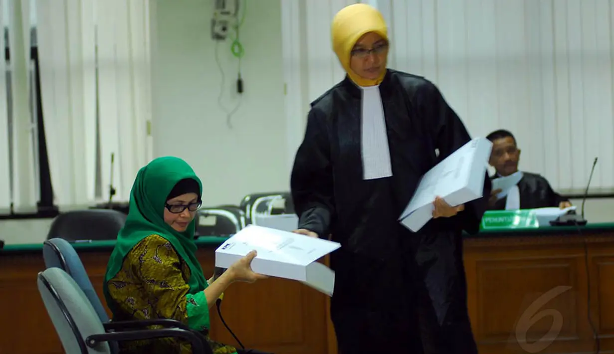 Pengacara Susi Tur Andayani menjalani sidang terkait kasus dugaan suap pengurusan sengketa pilkada di Mahkamah Konstitusi (MK). Senin (19/5/14) (Liputan6.com/Miftahul Hayat)