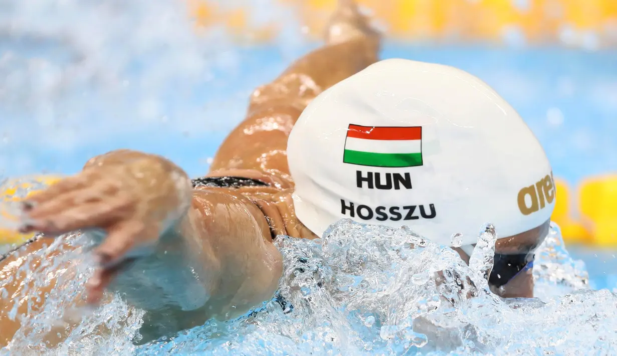 Katinka Hosszú bersaing untuk menjadi yang tercepat dalam 400m renang wanita Olimpiade 2016 di Stadium Aquatics, Brasil, (6/8). Katinka ditemani oleh pelatih sekaligus suaminya yang terus menyemangati dirinya saat bertanding. (REUTERS / Stefan Wermuth) 