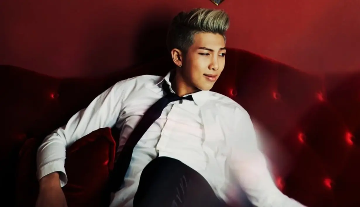 Leader dari BTS, Rap Monster juga sangat cocok saat rambutnya berwarna pirang. Ia tampak begitu tampan dan berkharisma. (Foto: soompi.com)