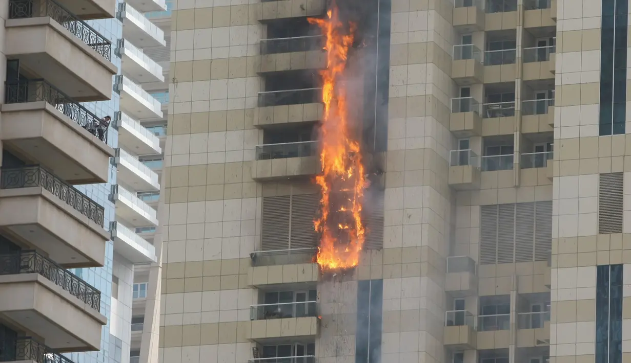 Kobaran api membakar gedung pencakar langit 75 lantai Sulafa Tower di Dubai, Rabu (20/7). Insiden itu memicu pengungsian besar saat polisi dan personel pertahanan sipil berjuang memadamkan api dan menutup jalanan terdekat. (REUTERS/Ahmed Jadallah)