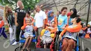Pendiri Yayasan Artha Graha Peduli Tomy Winata dan Aktor Hollywood Matthias Heus  bersama anak anak disabilitas saat Jalan Sehat Keluarga Disabilitas (JSKD) di Pasar Akhir Pekan SCBD, Jakarta (11/12). (Liputan6.com/Fery Pradolo)