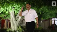 Mantan Menko Kemaritiman Luhut Binsar Panjaitan tiba di Kompleks Istana Kepresidenan di Jakarta, Selasa (22/10/2019). Berkemeja putih seperti calon menteri lainnya, Luhut hanya menebar senyum ke awak media. (Liputan6.com/Angga Yuniar)