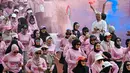 Kegiatan ini menjadi bagian dari ajang lari lima kilometer yang semakin populer dan berfokus pada partisipasi perempuan dari berbagai kalangan usia. Tampak dalam foto, seorang wanita berpartisipasi dalam acara 'She Runes the World' di stadion Harapan Bangsa, Banda Aceh, Aceh, pada Minggu 3 Mei 2026. (CHAIDEER MAHYUDDIN/AFP)