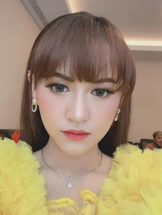 Perempuan yang dekat dengan Denny Caknan ini memang sangat memesona di berbagai penampilan. Tak ayal, foto-fotonya selalu banjir like dan komentar dari netizen. Seperti foto ia memakai busana kuning yang tuai perhatian netizen Tanah Air. (Liputan6.com/IG/@happy_asmara77)