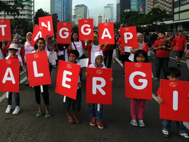 Ibu dan anak saat mengikuti pawai mengkampanyekan Bunda Tanggap Alergi dengan 3K kenali, konsultasikan, dan kendalikan di sekitar Bundaran HI, Jakarta, Minggu (17/4/2016). (Liputan6.com/Johan Tallo)