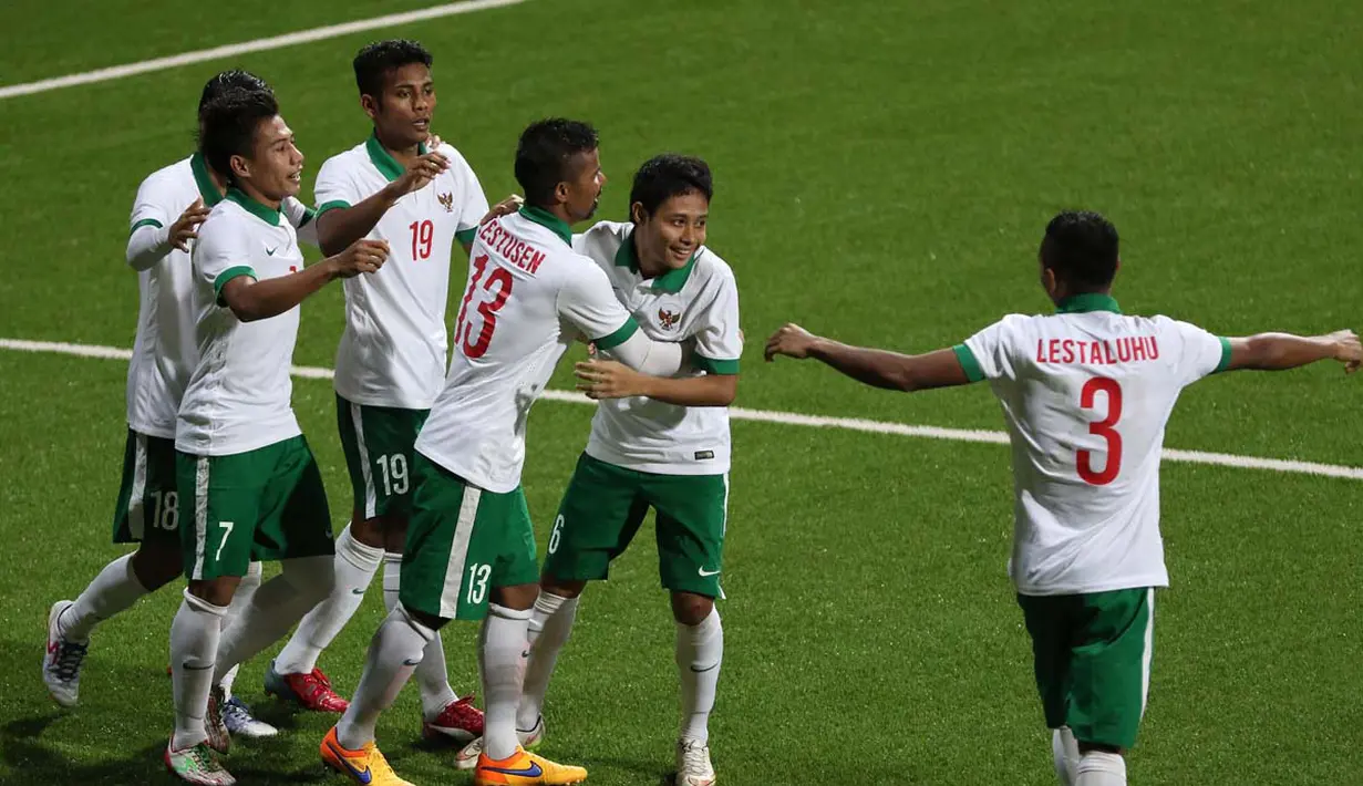Evan Dimas Darmono disambut rekan-rekannya setelah mencetak gol ke gawang Singapura U-23. (Bola.com/Arief Bagus)