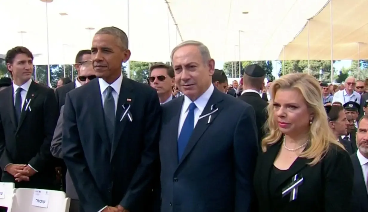 Presiden AS Barack Obama dan Perdana Menteri Israel Benjamin Netanyahu saat pemakaman mantan Presiden Israel Shimon Peres di Yerusalem, Jumat (30/9). Peres meninggal dunia karena terkena stroke di usia 93 tahun. (REUTERS)