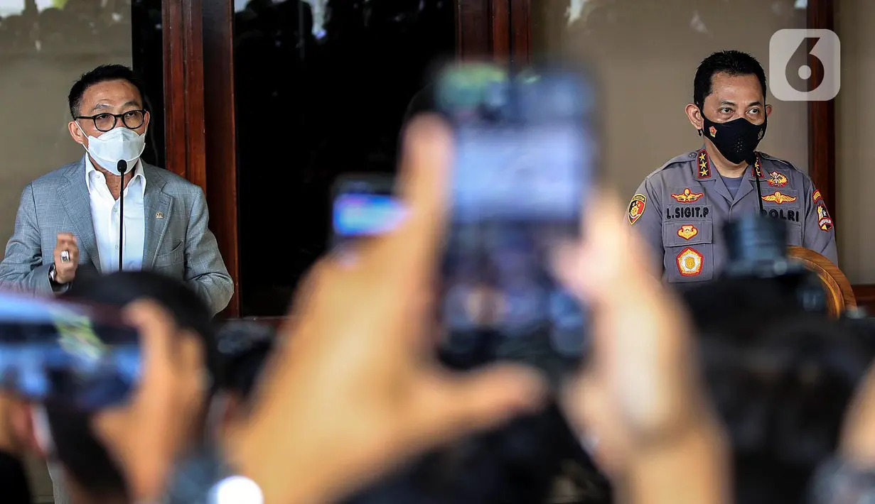 Kabareskrim Polri Komjen Pol Listyo Sigit Prabowo (kanan) bersama Ketua Komisi III DPR RI Herman Hery (kiri) menyampaikan keterangan pers usai mengikuti uji kelayakan dan kepatutan calon Kapolri di Lobi Nusantara II, Kompleks Parlemen, Jakarta, Rabu (20/1/2021). (Liputan6.com/Johan Tallo)