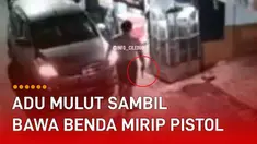 Video CCTV memperlihatkan sebuah mobil tabrak motor yang parkir di depan warung viral di media sosial.