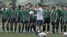 Pelatih Timnas Indonesia U-16, Bima Sakti, saat pemusatan latihan di Sawangan, Senin (13/5). Sebanyak 41 anak mengikuti seleksi untuk memperkuat timnas di Piala AFF U-15 2019 di Thailand. (Bola.com/M Iqbal Ichsan)