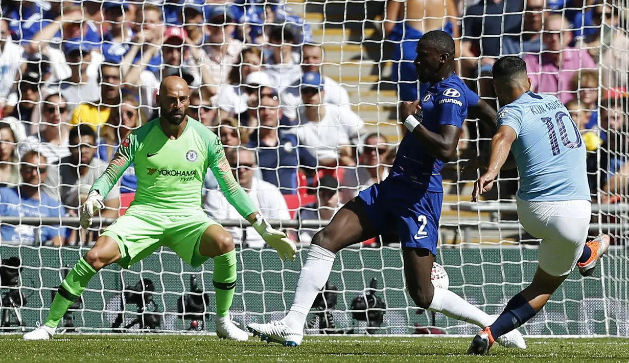 Pemain Manchester City, Sergio Aguero (kanan) menendang bola ke gawang Chelsea dalam Community Shield di Wembley, London, Inggris, Minggu (5/8). Gol Aguero ke gawang Chelsea lahir di menit 13 dan 58. (AFP PHOTO/Ian KINGTON)