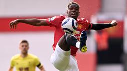 Gelandang Manchester United, Paul Pogba, mengontrol bola saat melawan Burnley pada laga Liga Inggris di Stadion Old Trafford, Minggu (18/4/2021). MU menang 3-1 Burnley. (Photo by STU FORSTER/POOL/AFP)