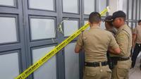 Satpol PP menyebut IMB yang menjadi alasan menyegel kantor perwakilan Go-Jek di Purwokerto, walau ada demo sopir taksi konvensional. (Liputan6.com/Muhamad Ridlo)