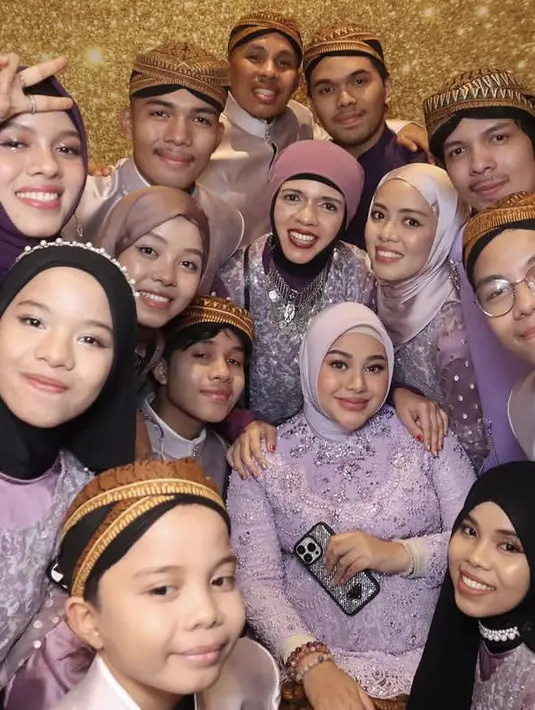 Adik-adik Attha Halilintar pun kompak mengenakan busana ungu. Untuk perempuan berkebaya dan ayah serta para adik-adik laki-lakinya mengenakan beskap dan blangkon coklat. [@thariqhalilintar]