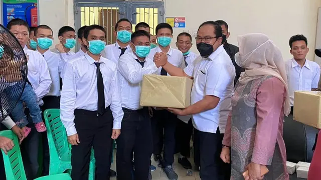 Direktur Reserse Narkoba Polda Riau Komisaris Yos Guntur menyerahkan bantuan sosial kepada pasien penyalahgunaan narkoba di Rumah Sakit Jiwa Tampan.