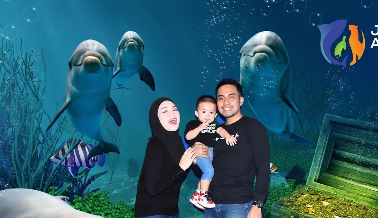 Lagi dan lagi, Nathalie Holscher memamerkan kemesraan dengan pria yang selama ini dijuluki papah sayang. Kini, pria yang disapa papahsayang telah memperkenalkan diri sebagai Fariz Utama. Setelah beberapa hari lalu mengunggah foto makan malam bareng di restoran mewah, kini keduanya kencan di Jakarta Aquarium. Seperti apa? (Foto: Dok. Instagram @nathalieholscher)