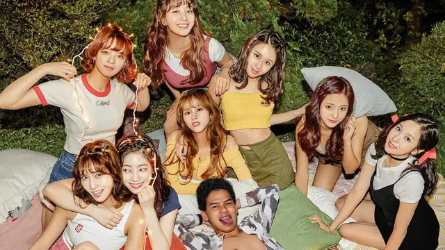 6 Editan Foto Pria Bareng Artis Cewek Hangout di Taman Ini Kocak