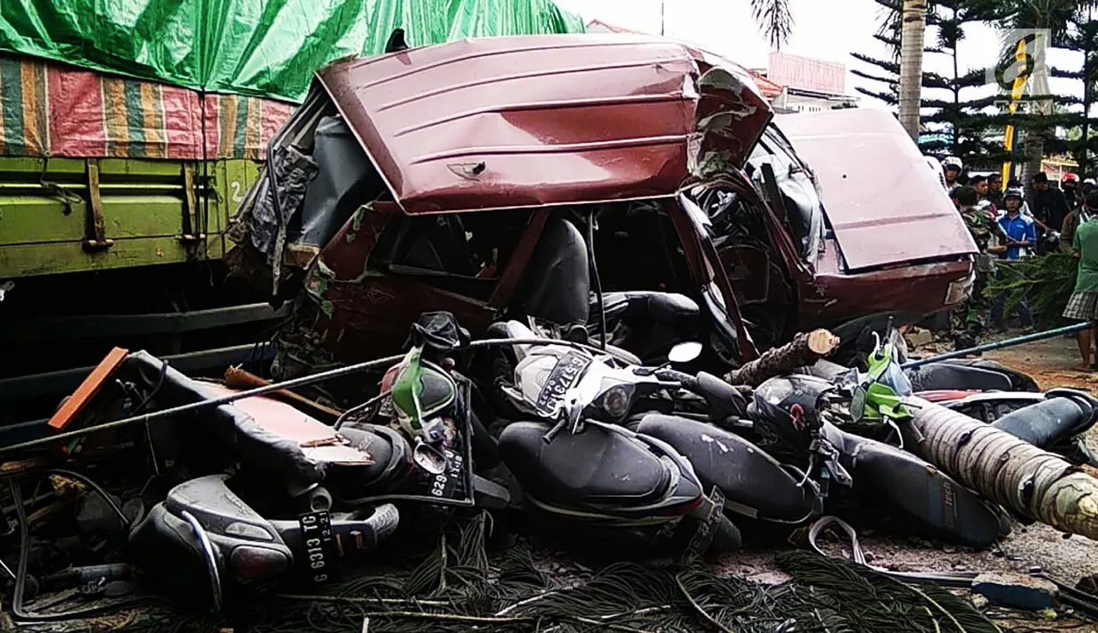 Truk tronton menabrak sejumlah kendaraan di depan RSU Muhammadiyah Siti Aminah Bumiayu, Brebes, Jawa Tengah, Senin (10/12). Polisi menyebut kecelakaan diduga akibat truk mengalami rem blong. (Liputan6.com/Fajar Eko Nugroho)