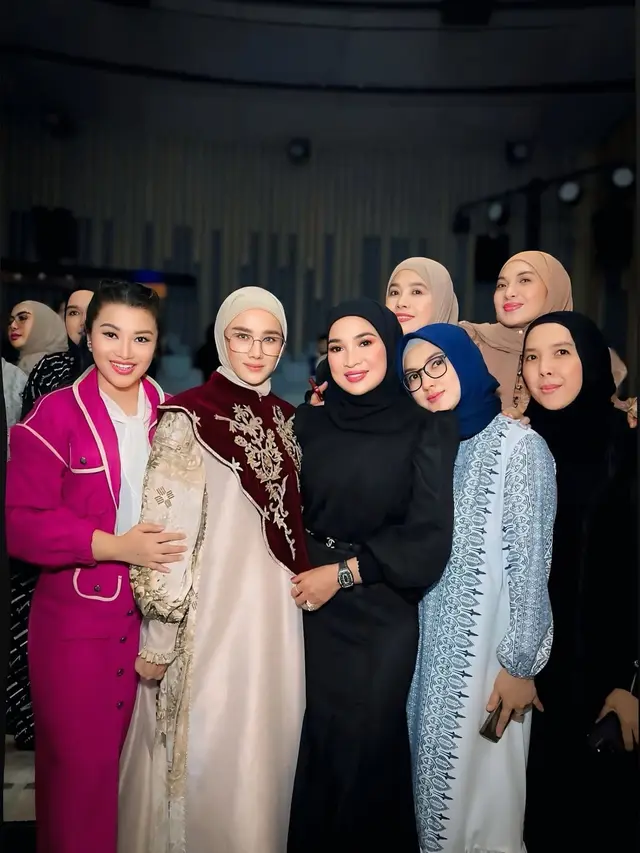 5 Potret seleb tampil anggun di anniversary Haji Isam, Mulan Jameela bergamis satin yang mewah