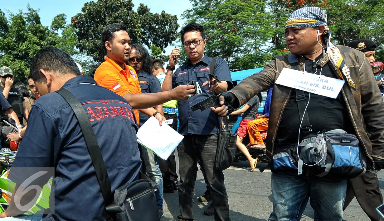 Tersangka saat memperagakan menembak korban Mamat Syurohmat juragan beras yang terjadi pada 21 Maret lalu di Ciracas, Jakarta, Kamis (17/6/2015). Tujuh orang pelaku memperagakan 20 adegan rekonstruksi. (Liputan6.com/Yoppy Renato)