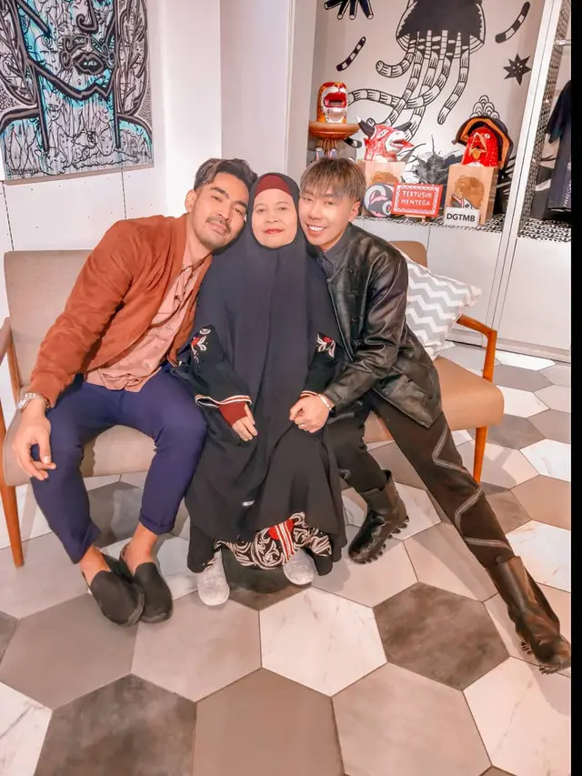 Unggahan Robby Purba bersama ibunda dan Roy Kiyoshi. (Foto: Dok. Instagram @robbypurba)