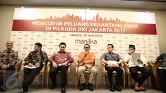 Bakal Cagub DKI Jakarta Sandiaga Uno (keempat kiri) berbicara dalam rilis survei "Mengukur Peluang Penantang Ahok di Pilkada DKI Jakarta 2017" di Jakarta, Minggu (19/6).  (Liputan6.com/Faizal Fanani)